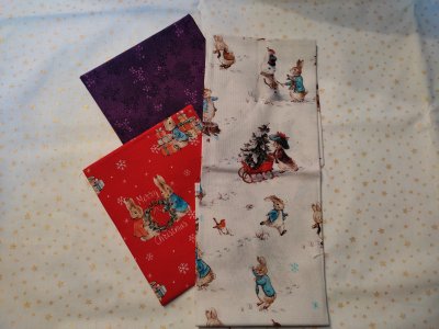 des tissus à motifs Peter Rabbit et des unis