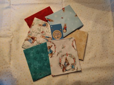 des tissus à motifs Peter Rabbit et des unis