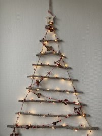 sur le mur : le sapin illuminé